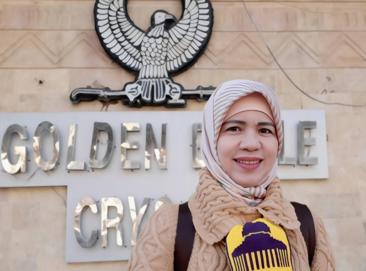 Potret Yuk Feby di Golden Eagle Crystal & Papyrus di Giza, Mesir. Sebuah momen perjalanan inspiratif Spektra Arunika.