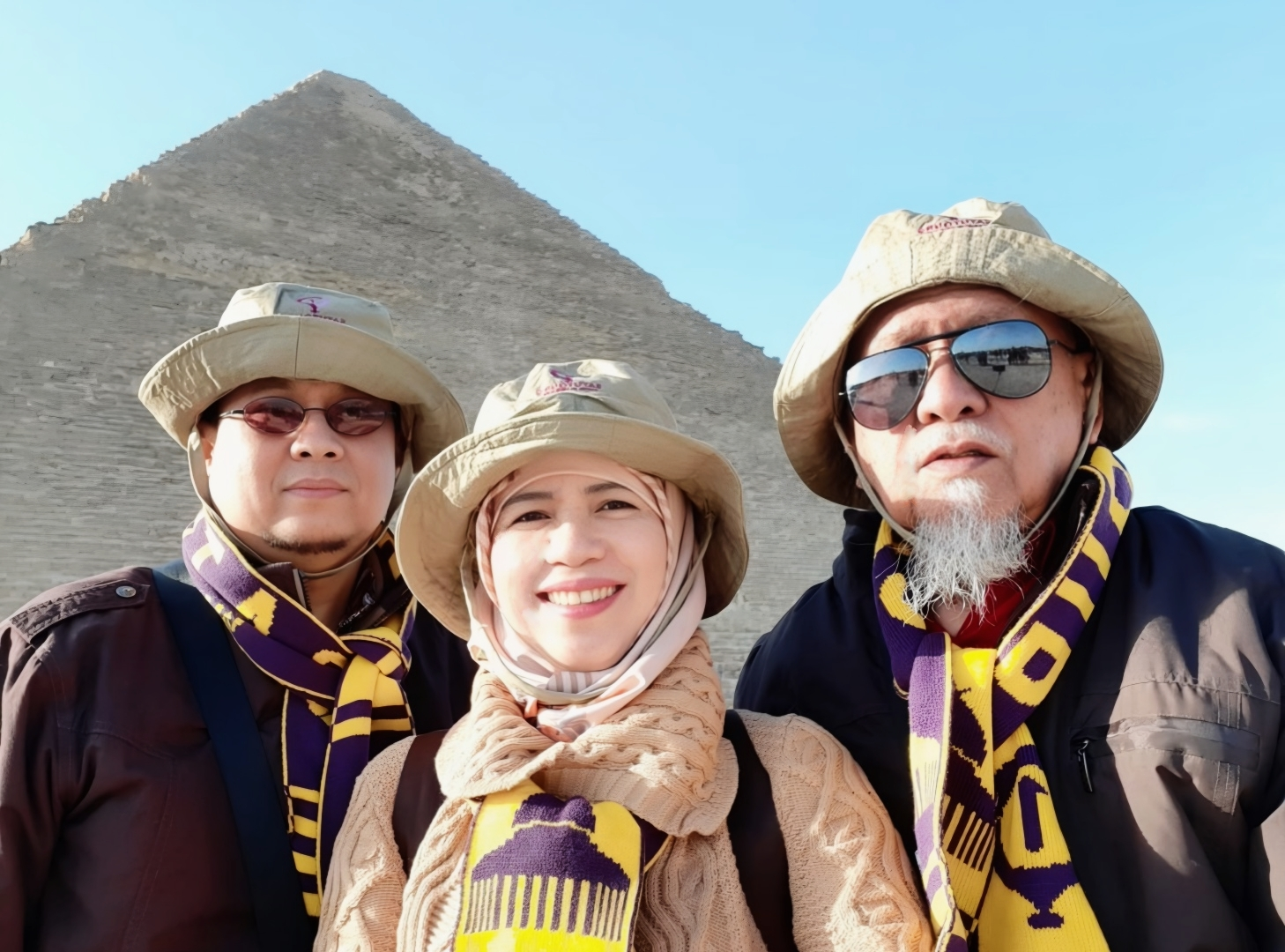 Foto keluarga di depan piramida Giza, Mesir yang ikonik, kenangan perjalanan penuh makna Yuk Feby dari Spektra Arunika. 